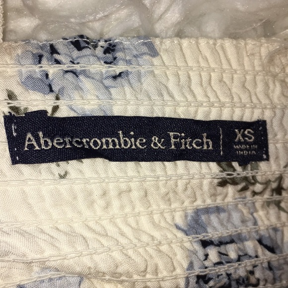 Floral Abercrombie and Fitch flutter sleeve top - Picture 2 of 3